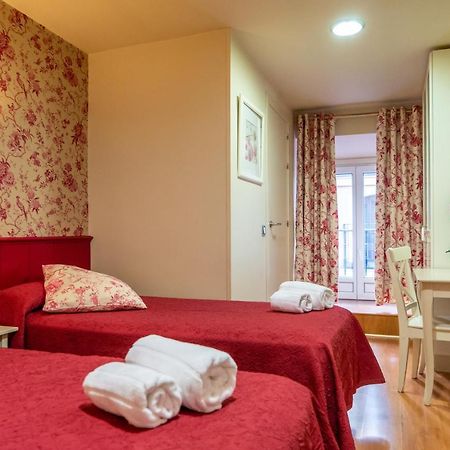 Hostal Matheu Madrid Bagian luar foto