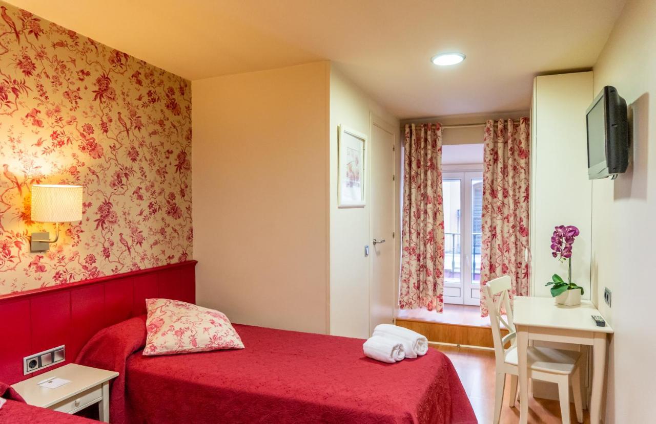 Hostal Matheu Madrid Bagian luar foto
