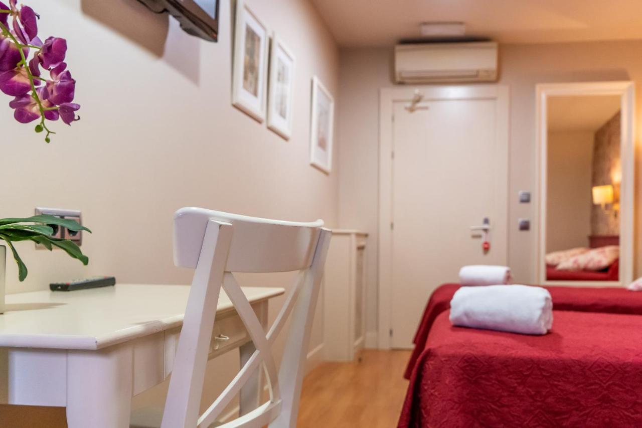 Hostal Matheu Madrid Bagian luar foto
