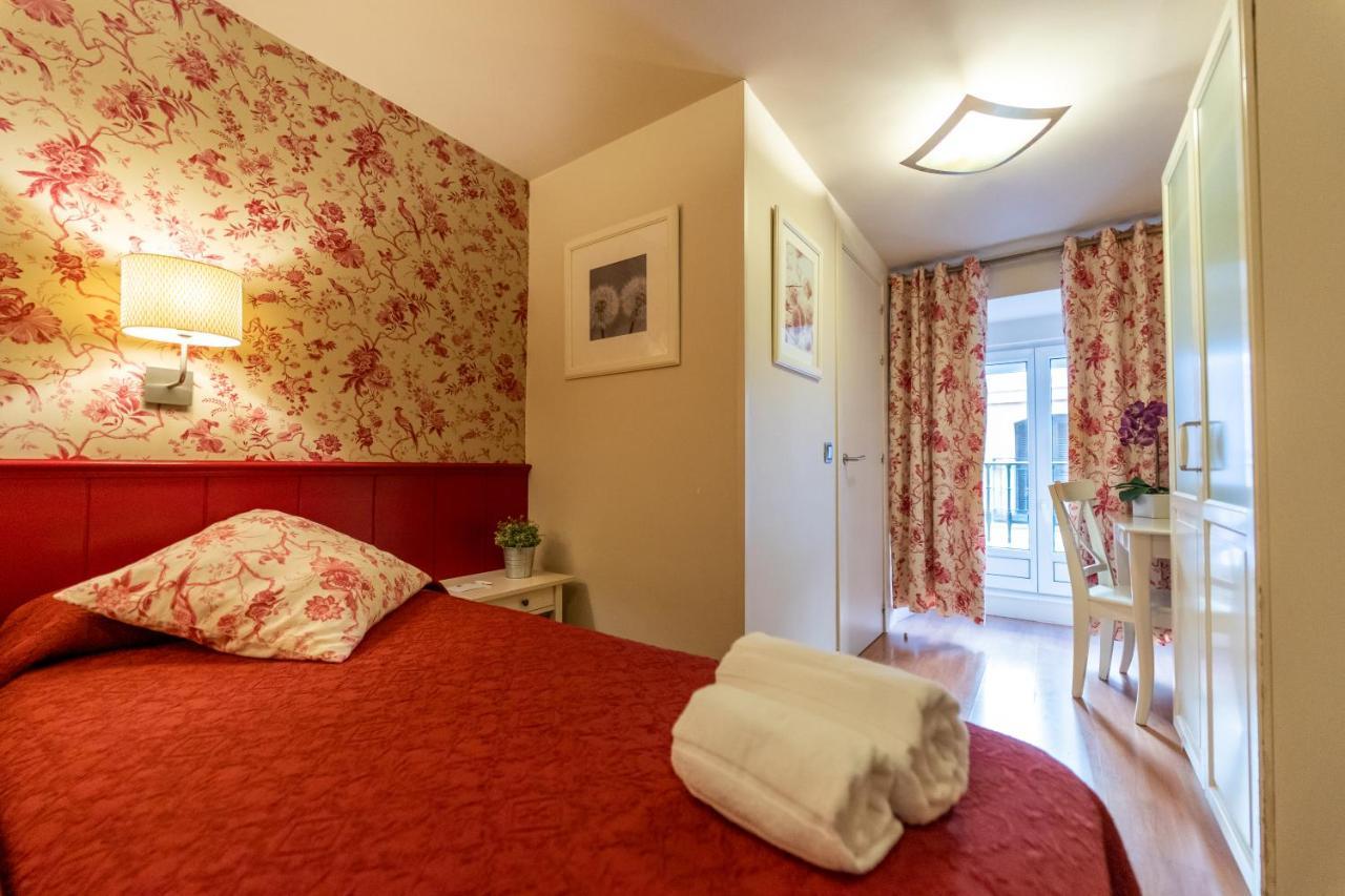 Hostal Matheu Madrid Bagian luar foto