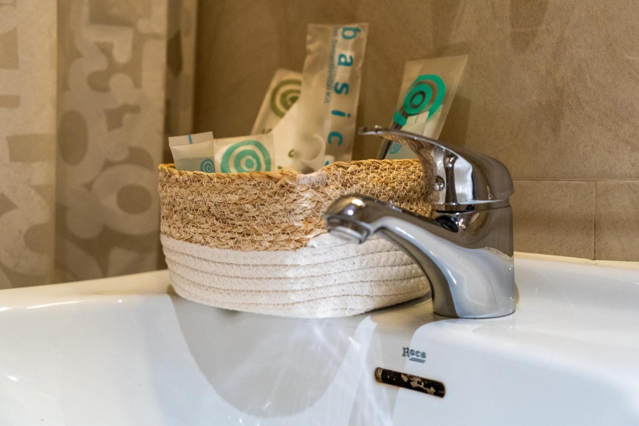 Hostal Matheu Madrid Bagian luar foto