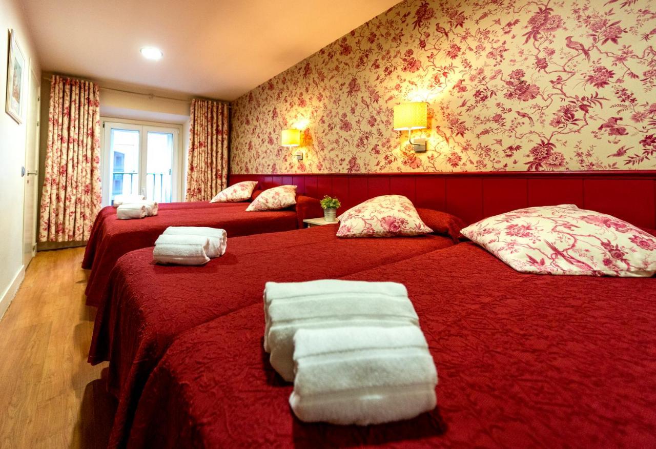 Hostal Matheu Madrid Bagian luar foto