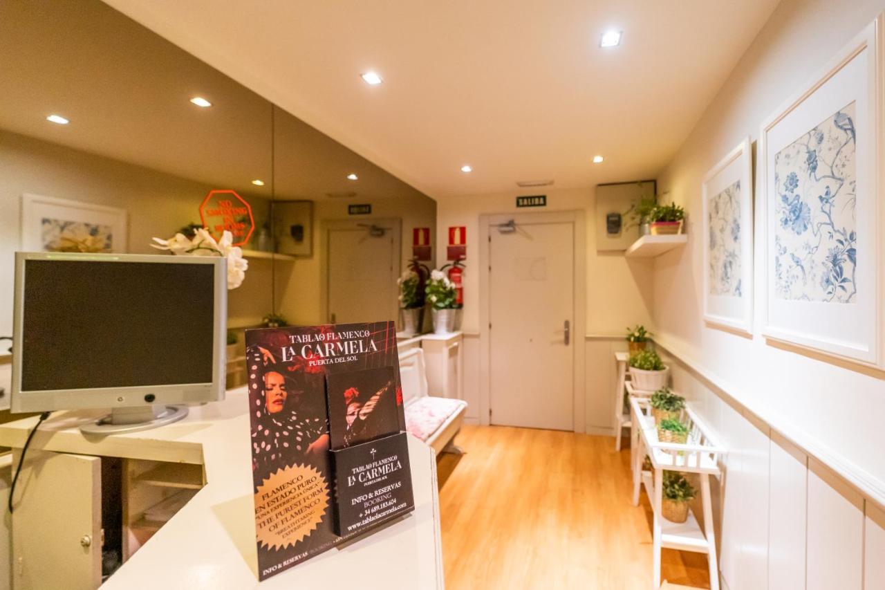 Hostal Matheu Madrid Bagian luar foto