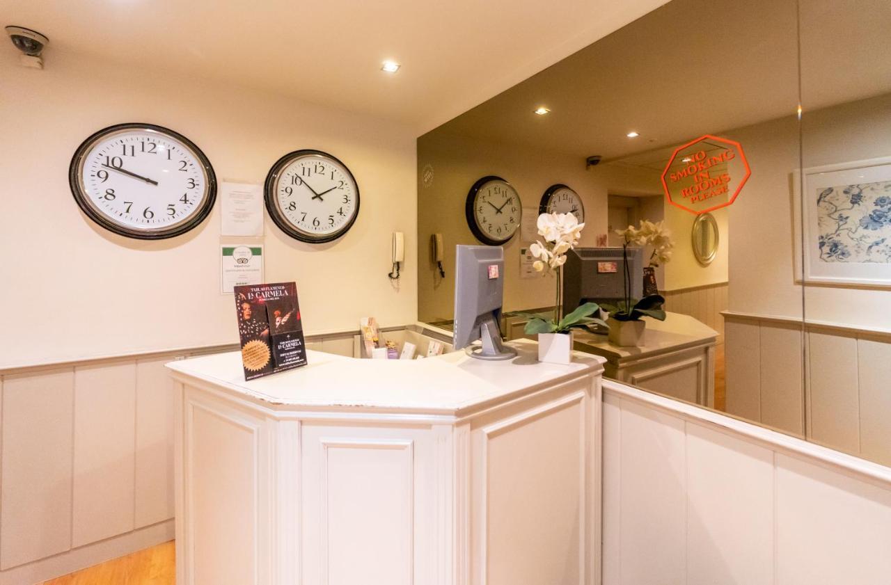 Hostal Matheu Madrid Bagian luar foto