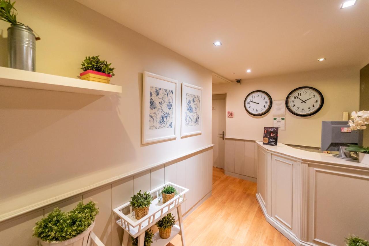 Hostal Matheu Madrid Bagian luar foto