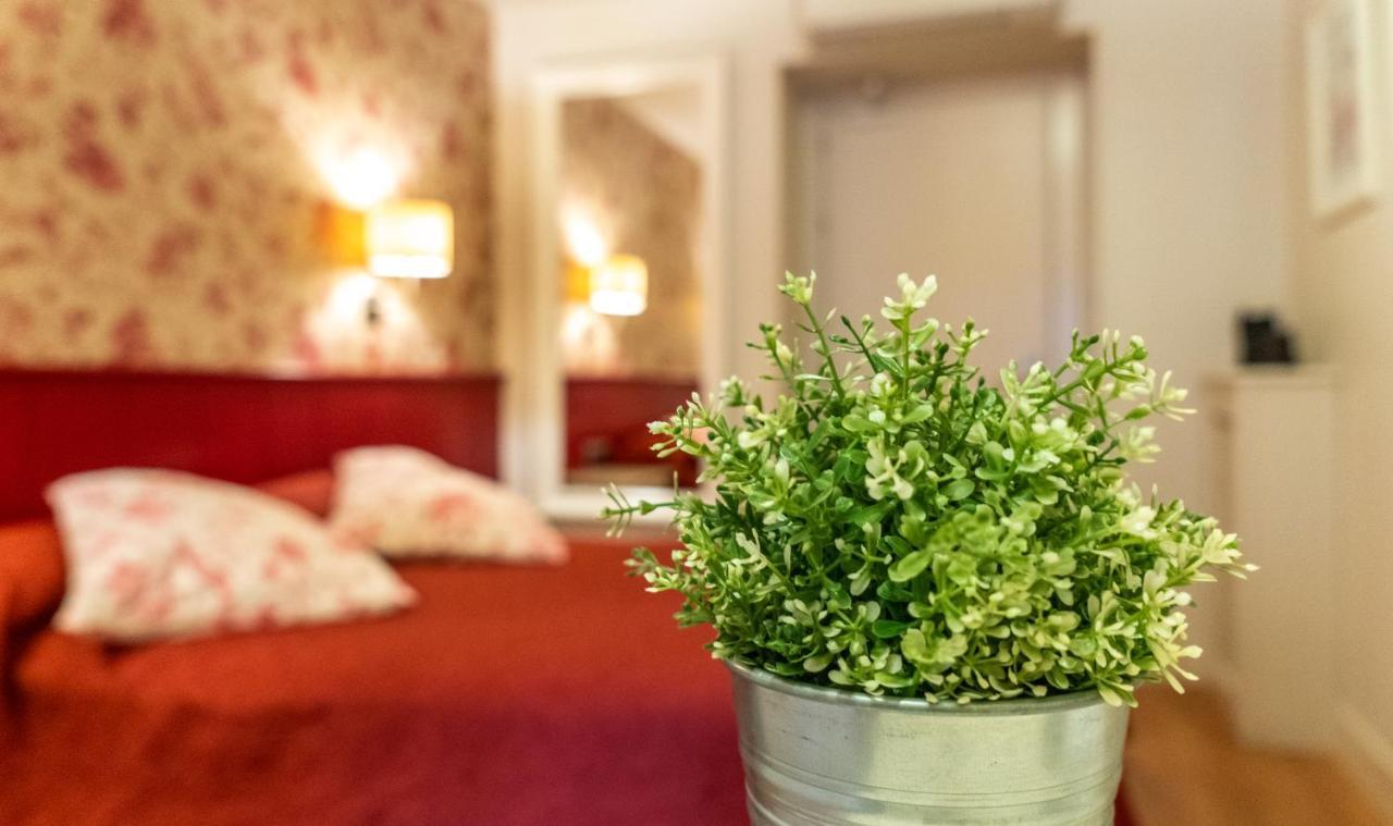 Hostal Matheu Madrid Bagian luar foto