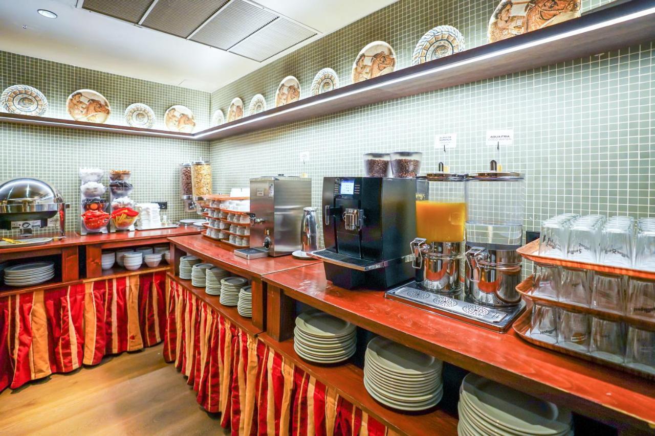 Hostal Matheu Madrid Bagian luar foto