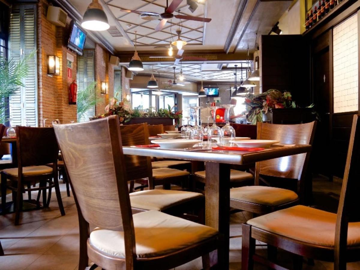 Hostal Matheu Madrid Bagian luar foto