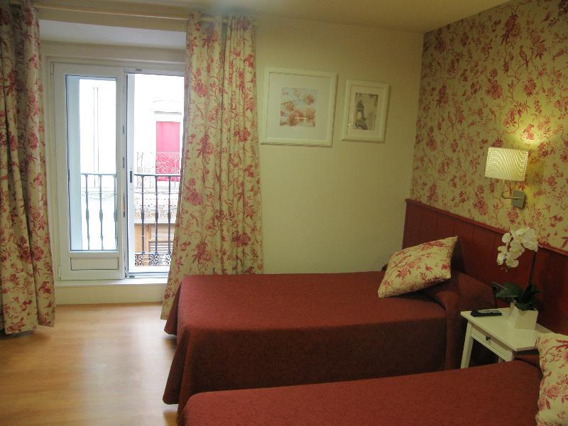 Hostal Matheu Madrid Bagian luar foto