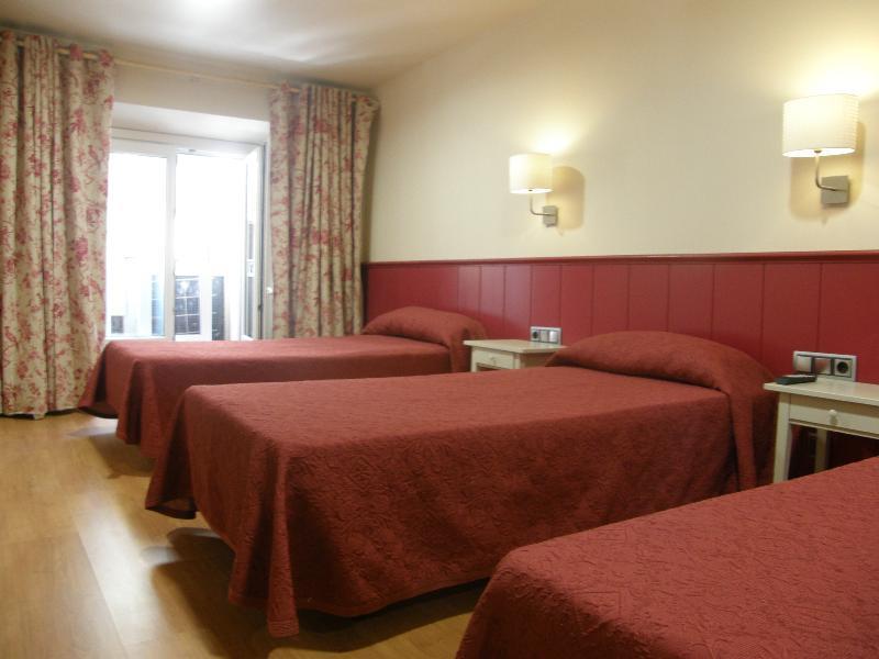 Hostal Matheu Madrid Bagian luar foto